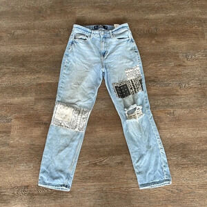 Hollister Bandana Patch Ultra High Rise Mom Vintage Stretch Jeans. Size 25 1R